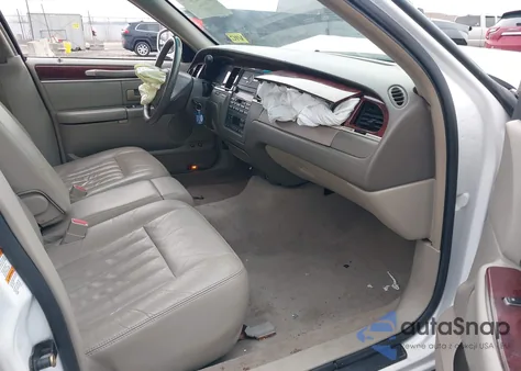 2004 Lincoln Town Car Signature z USA, uszkodzony, nr VIN 1LNHM81W54Y674057